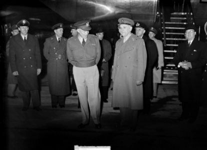 Generaal Eisenhower is hedenmiddag op Schiphol gearriveerd. Hij werd ontvangen g, Bestanddeelnr 904-3892