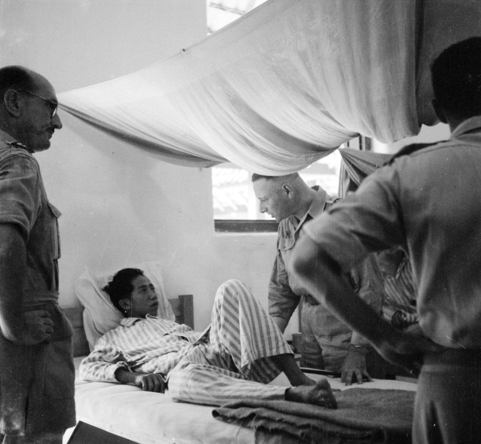 Generaal Spoor in Palembang Spreekt in ziekenboeg met een patient Links kolone, Bestanddeelnr 11514