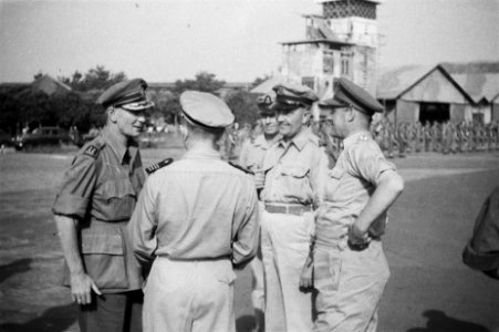 Generaal Doorman (rechts) in gesprek met oa generaal Buurman van vreeden en ko, Bestanddeelnr 66-3-2