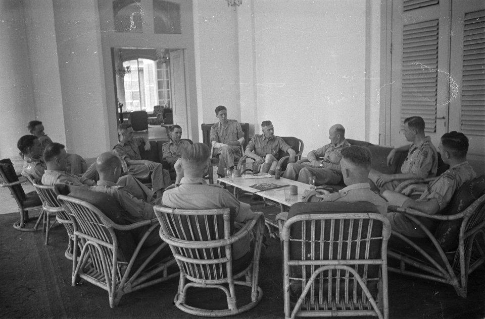 Generaal Dürst Britt tijdens een overleg met zijn staf op een veranda, Bestanddeelnr 119-3-2