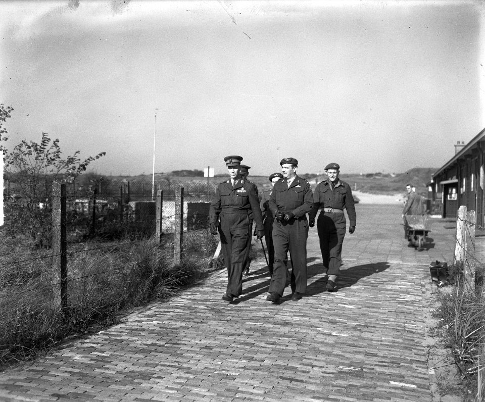 Generaal Culmeyer bij Korea-vrijwilligers, Bestanddeelnr 904-2456
