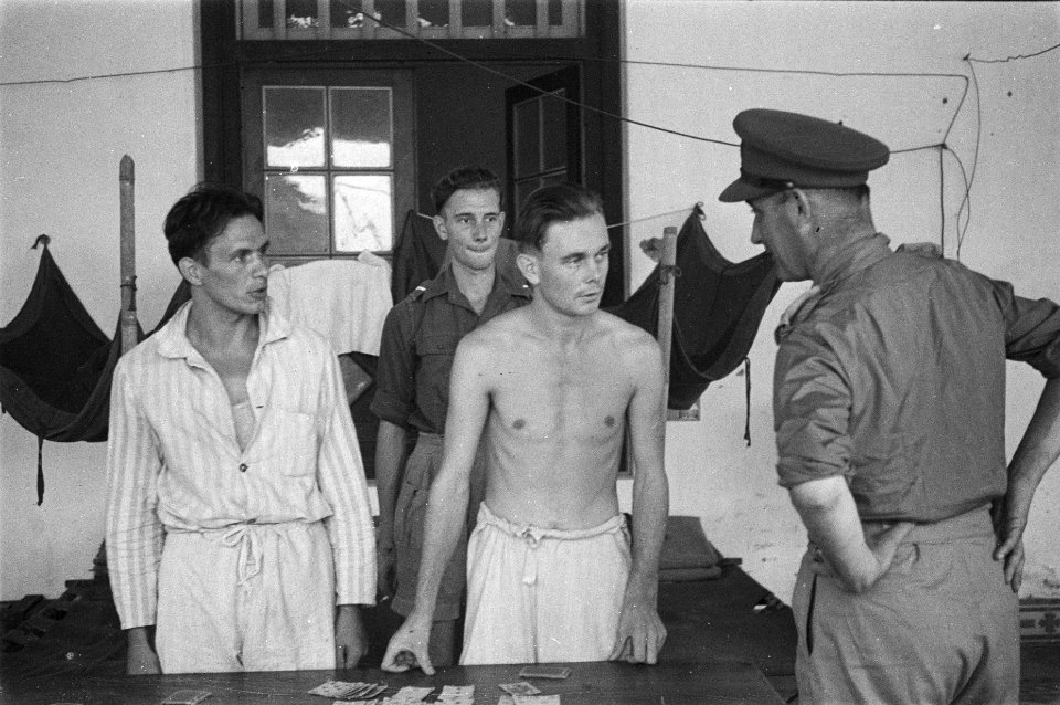Generaal Doorman praat met militairen die een potje kaart spelen, Bestanddeelnr 56-4-4