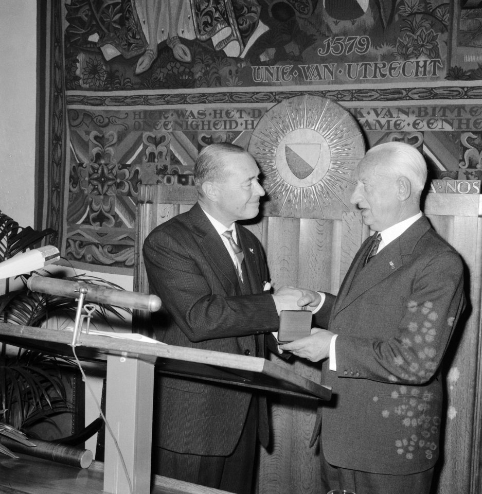 Generaal Snijderspenning voor professor dokter Jacob Jongbloed (r.) de heer I.A, Bestanddeelnr 918-5738