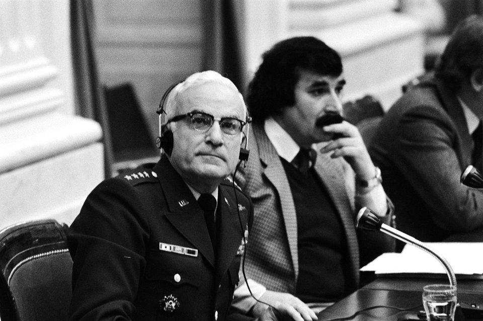 Generaal Rogers (l) met koptelefoon, rechts Harry van de Berg, Bestanddeelnr 932-4631