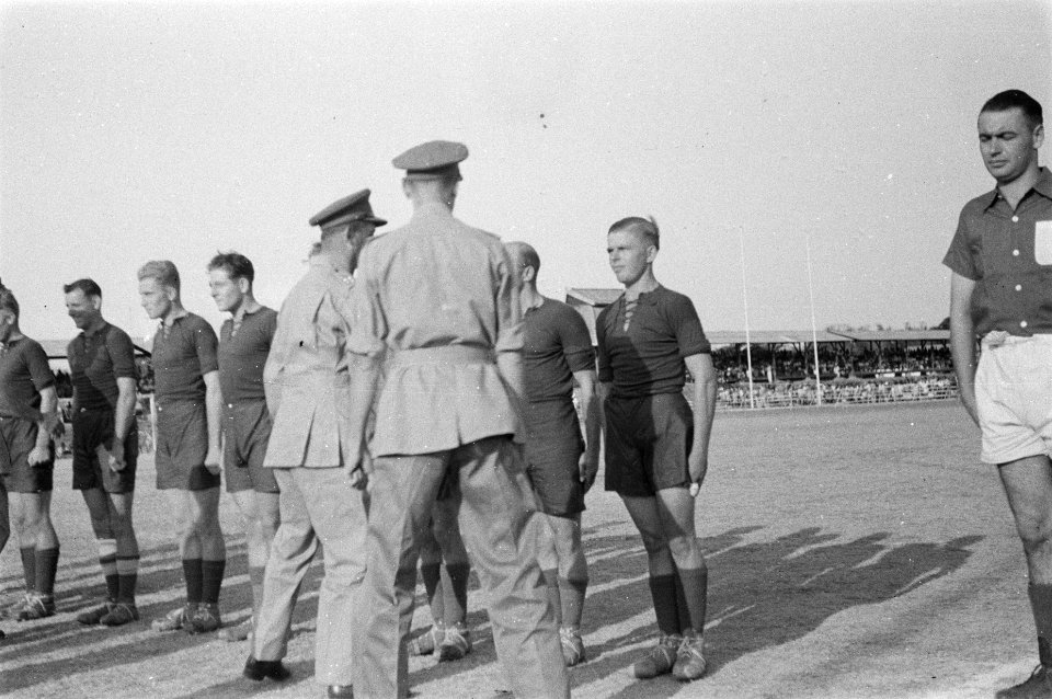Generaal Doorman schudt de hand van een speler van een elftal dat staat opgeste…, Bestanddeelnr 65-5-2