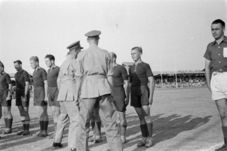 Generaal Doorman schudt de hand van een speler van een elftal dat staat opgeste…, Bestanddeelnr 65-5-2