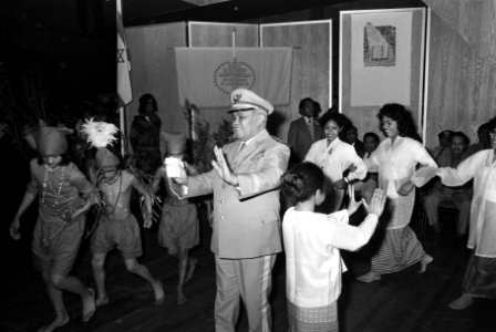 Generaal Tamaela 1914-1978 te midden van dansende Molukkers, Bestanddeelnr 927-8909
