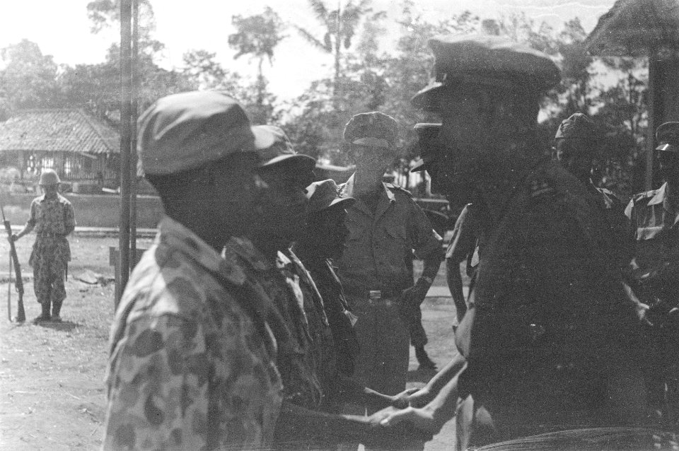 Generaal Doorman schudt de hand van een van de 4 KNIL-militairen die in gelid s…, Bestanddeelnr 61-2-3