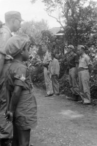 Generaal Dürst Britt spreek een groep militairen toe. Naast hem een Javaanse ma…, Bestanddeelnr 481-5-5