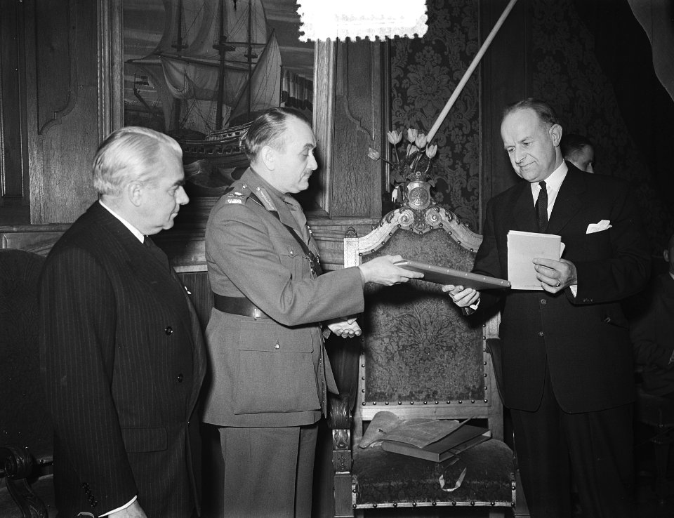Generaal Charles Foulkes, de Canadese bevrijder van Nederland bracht een bezoek , Bestanddeelnr 905-6661