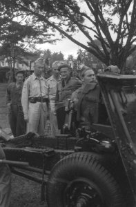 Generaal Düst Britt bekijkt een stuk geschut in gezelschap van een groep militai, Bestanddeelnr 481-4-4