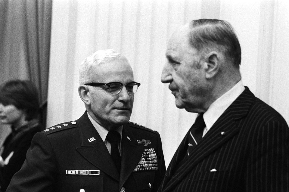 Generaal Rogers (l) en Luns, Bestanddeelnr 932-4627