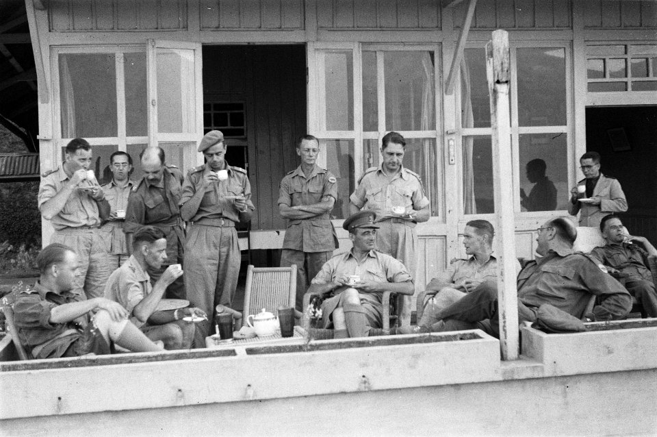 Generaal Doorman en generaal Buurman van Vreeden en gezelschap op een veranda ti, Bestanddeelnr 65A-5-2