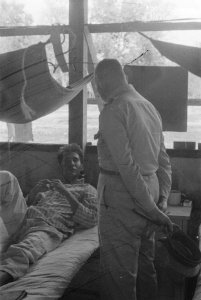 Generaal S.H. Spoor (met pet) in een veldhospitaal, Bestanddeelnr 12-2-5