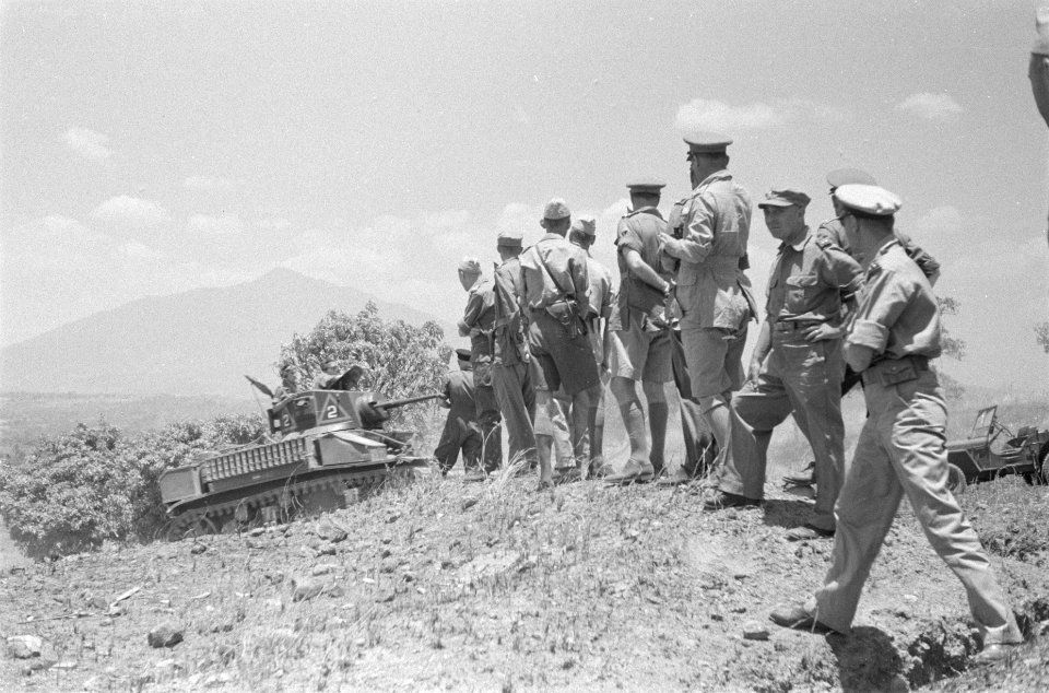 Generaal Doorman en gezelschap op een heuveltop Een Stuart M2 tank passeert, Bestanddeelnr 63-3-3