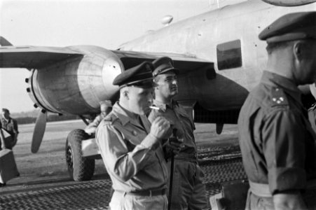 Generaal Doorman bij een vliegtuig op een vliegveld. Naast hem steekt een majoor, Bestanddeelnr 67-5-2