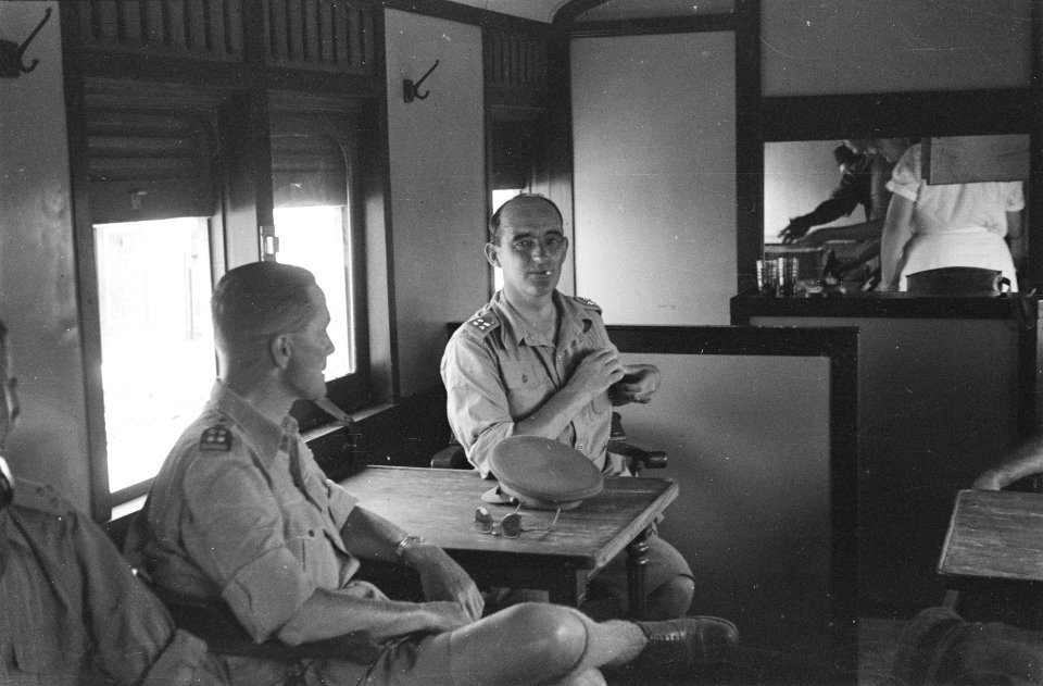 Generaal Doorman en generaal Buurman van Vreeden reizen per trein, Bestanddeelnr 65-2-1