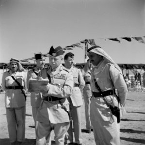 Generaal Glubb Pasha en enkele hoge militairen bij de generale repetitie voor ee, Bestanddeelnr 255-5100
