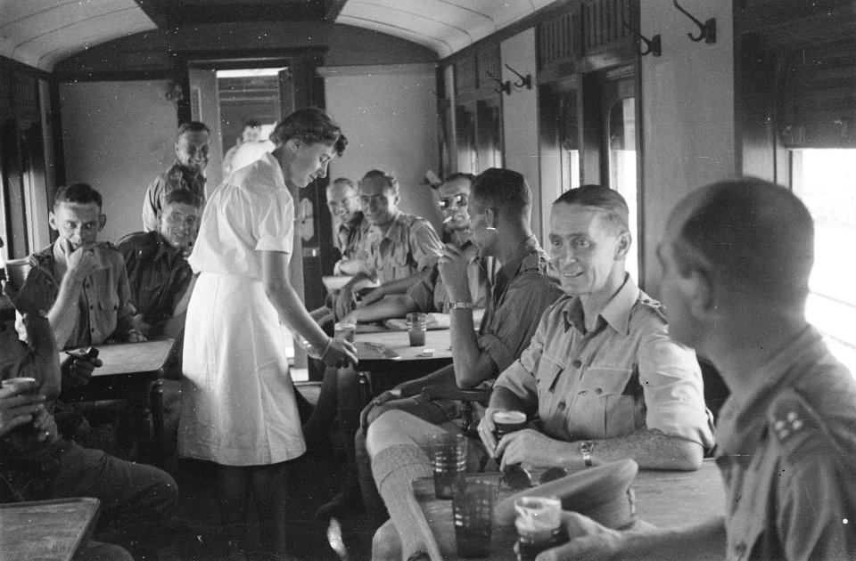 Generaal Doorman en generaal Buurman van Vreeden reizen per trein, Bestanddeelnr 65-2-4
