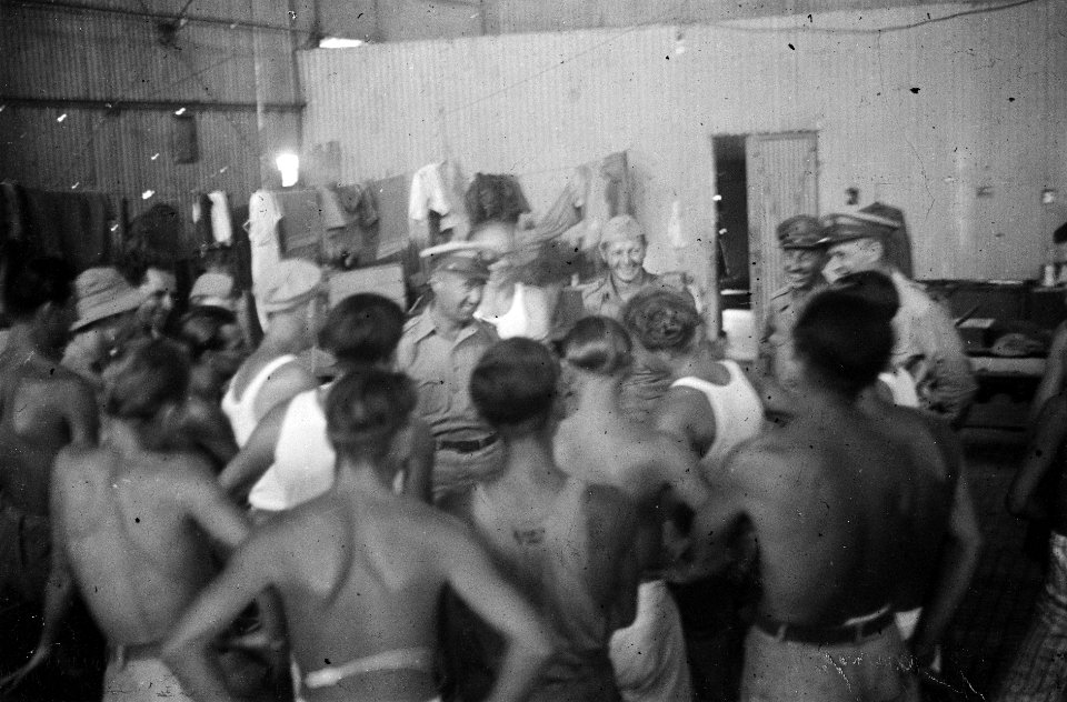Generaal H.J.J.W. Dürst Britt tijdens een inspectie van een kampement. In gespr…, Bestanddeelnr 1135