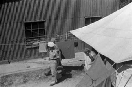 Generaal H.J.J.W. Dürst Britt tijdens een inspectie van een kampement, Bestanddeelnr 1133