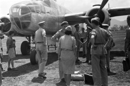 Generaal Doorman en gezelschap bij een vliegtuig (voor vertrek of na landing), Bestanddeelnr 67-5-5