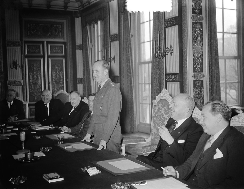 Generaal Gruenther in Ministerraad, Bestanddeelnr 906-0375