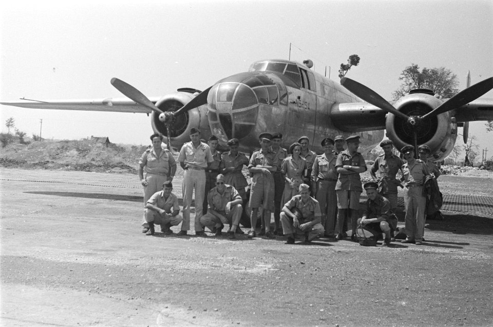 Generaal Doorman met gezelschap en bemanning poseren voor de Mitchell B24 bommen, Bestanddeelnr 68-1-3