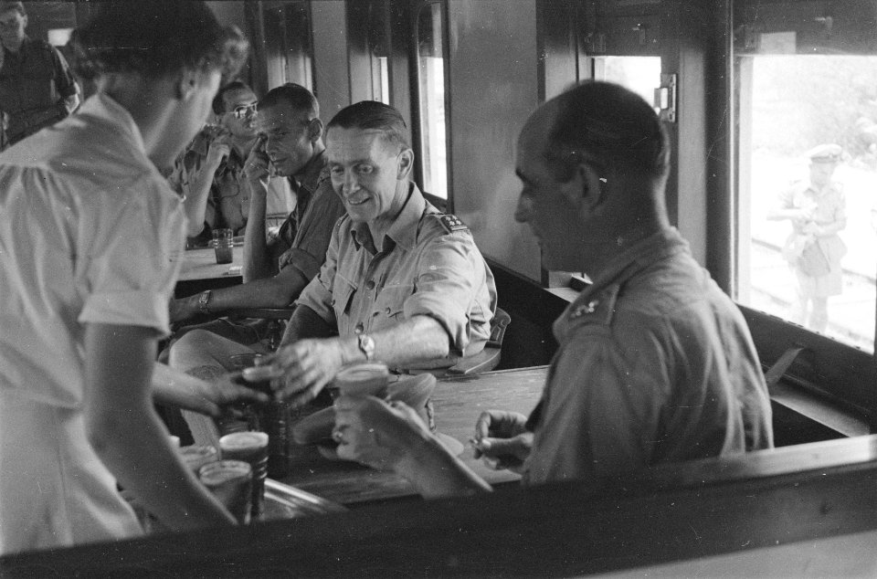 Generaal Doorman en generaal Buurman van Vreeden reizen per trein, Bestanddeelnr 65-2-2