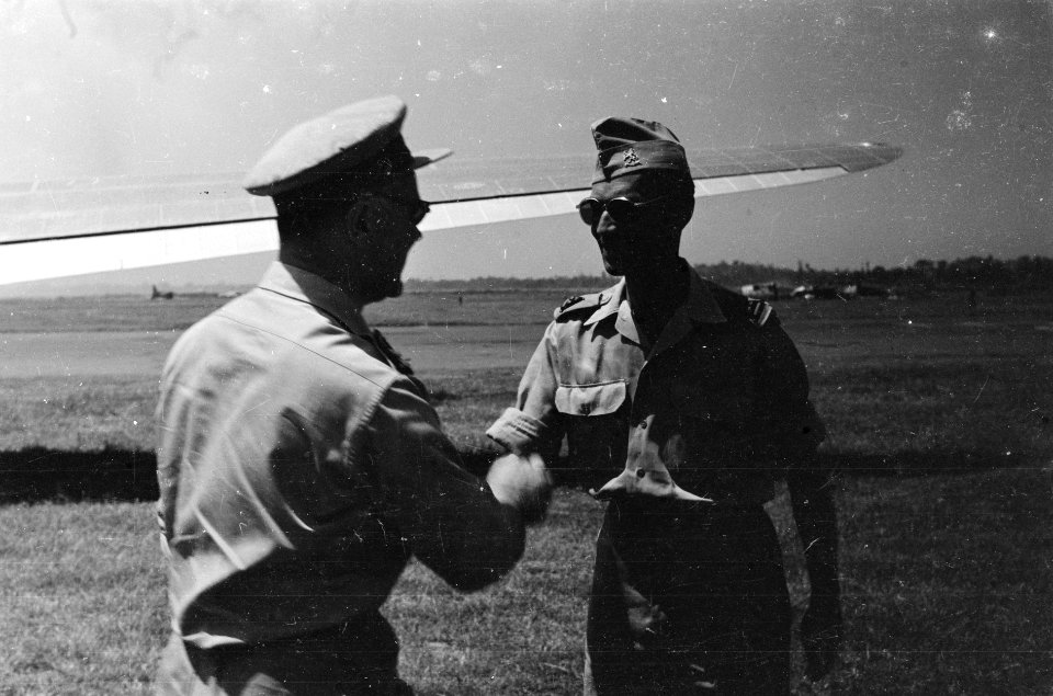 Generaal Kruls schudt de hand van kolonel DRA van Langen, commandant T-Briga, Bestanddeelnr 5029