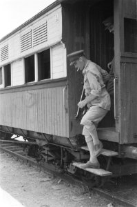 Generaal Doorman en generaal Buurman van Vreeden reizen per trein. Generaal Door, Bestanddeelnr 65-3-1