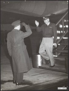 Generaal Eisenhower is hedenmiddag op Schiphol gearriveerd. Hij groet op joviale, Bestanddeelnr 093-0701