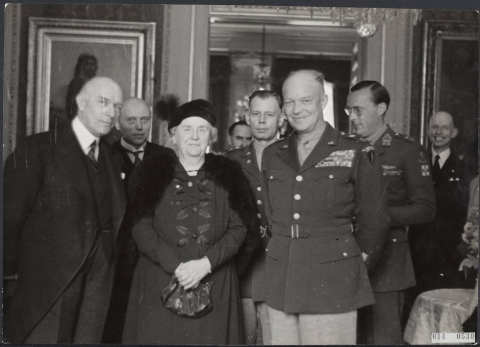 Generaal Eisenhower in Amsterdam. Met koningin Wilhelmina, tussen hen in generaa, Bestanddeelnr 014-0530