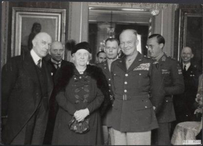 Generaal Eisenhower in Amsterdam. Met koningin Wilhelmina, tussen hen in generaa, Bestanddeelnr 014-0530