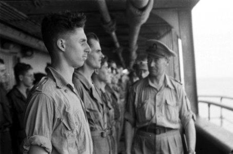 Generaal H.J.J.W. Dürst Britt (rechts) inspecteert de manschappen, Bestanddeelnr 91-3-2