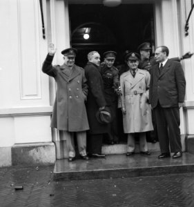 Generaal Eisenhower bij Dr. Drees en Minister s Jacob, Bestanddeelnr 904-3912