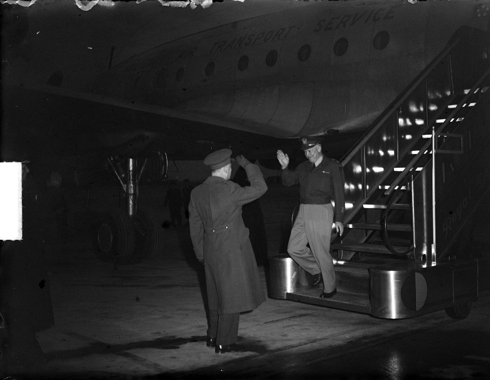 Generaal Eisenhower is hedenmiddag op Schiphol gearriveerd. Hij groet op joviale, Bestanddeelnr 904-3890