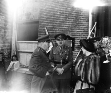 Generaal Foulkes te Wageningen. Begroeting Generaal Kruls . Foulkes in gesprek m, Bestanddeelnr 902-7277