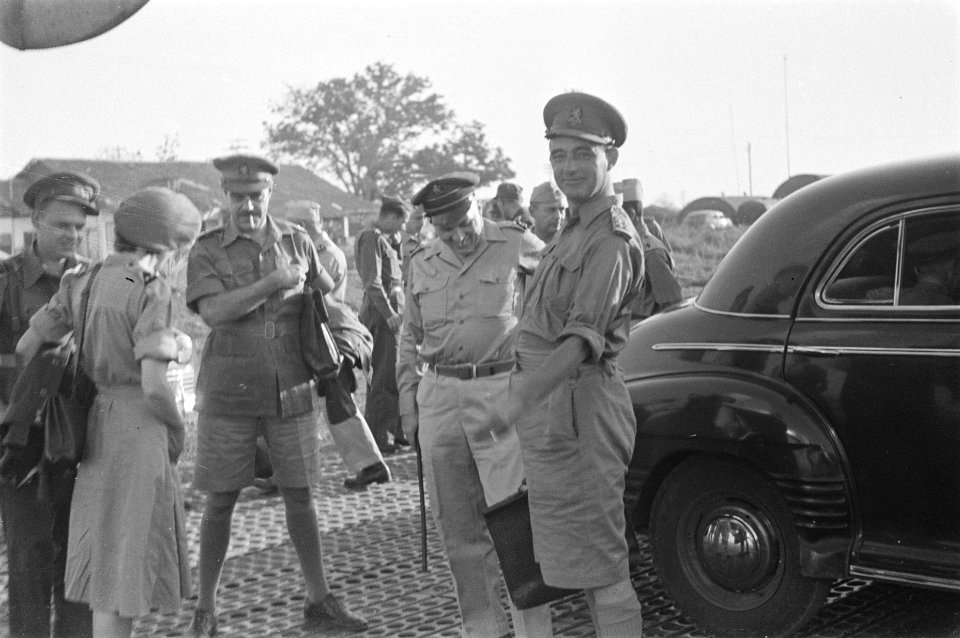 Generaal Doorman en gezelschap bij een auto, Bestanddeelnr 67-4-6