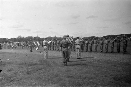 Generaal H.J.J.W. Dürst Britt, commandant van de 7 December Divisie, neemt de e…, Bestanddeelnr 111-2-1