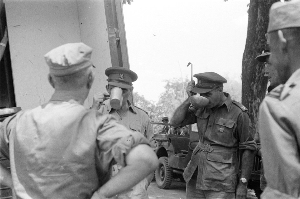 Generaal Doorman en adjudant-generaal kolonel Van Houten drinken iets, Bestanddeelnr 64-2-5