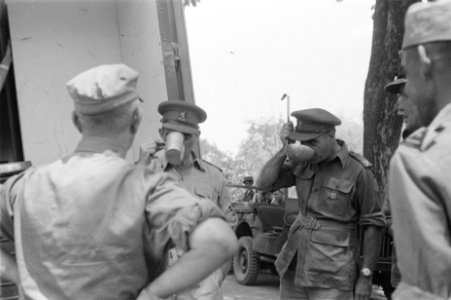 Generaal Doorman en adjudant-generaal kolonel Van Houten drinken iets, Bestanddeelnr 64-2-5