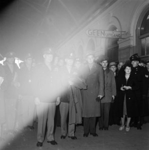 Generaal Eisenhower wordt op een station ontvangen door Prins Bernhard, Bestanddeelnr 900-8926