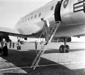 Generaal Eisenhower landde met zijn Constellation 'Colombine' op vliegbasis Gilz, Bestanddeelnr 905-1203