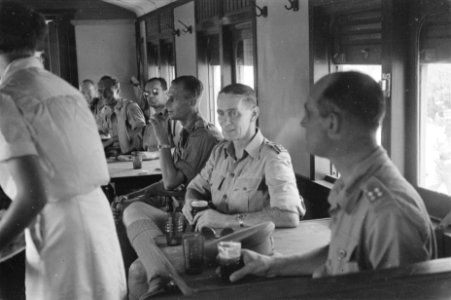 Generaal Doorman en generaal Buurman van Vreeden reizen per trein, Bestanddeelnr 65-2-3