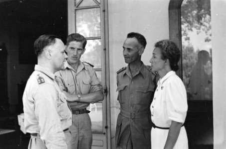 Generaal Kruls in gesprek met kolonel D.R.A. van Langen (2e van rechts), Bestanddeelnr 5071