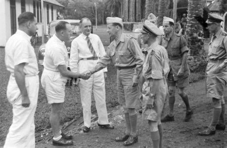 Generaal-majoor Sas schudt de hand van een man in witte burgerkleding, Bestanddeelnr 476-1-1