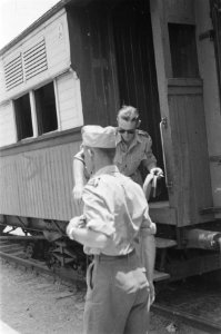 Generaal Doorman en generaal Buurman van Vreeden reizen per trein. Leden van het, Bestanddeelnr 65-2-6