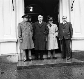 Generaal Eisenhower bij Dr. Drees en Minister s Jacob, Bestanddeelnr 904-3914