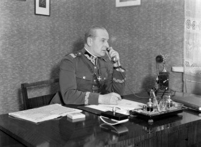 Generaal dr. med. Bolesław Wieniawa-Dlugoszowski achter zijn bureau tijdens een , Bestanddeelnr 190-1261